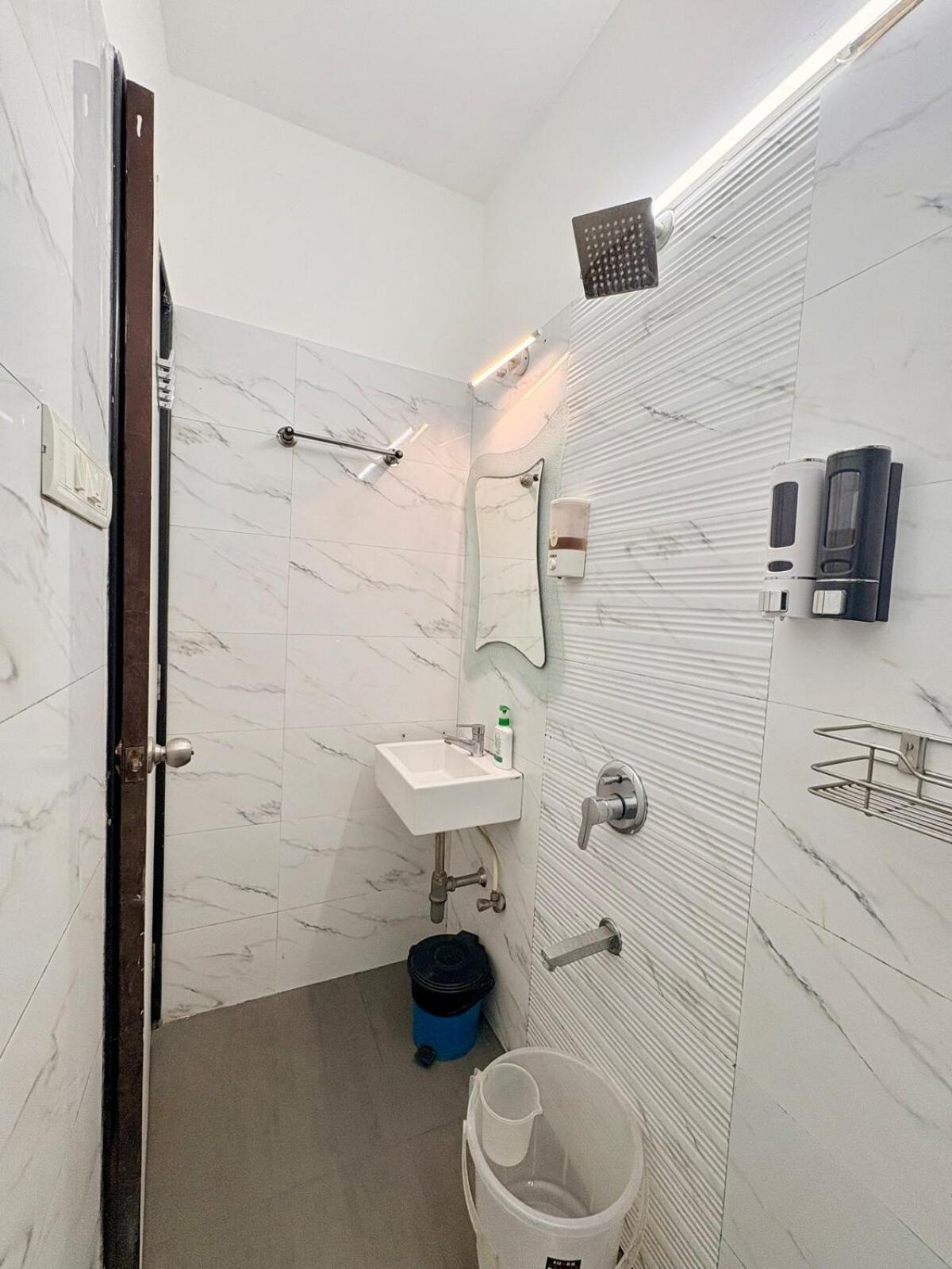 Apartament 105 Bhamala House, Near Boojee Cafe, Kantwadi, Bandra West *